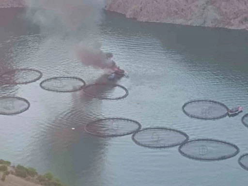 Fırat Nehri&rsquo;nde tekne alev alev yandı
