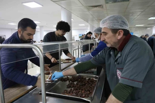 Fırat &Uuml;niversitesi&rsquo;nde &ouml;ğrenciler Ramazan ayında anne yemekleriyle iftarını a&ccedil;ıyor
