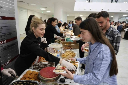 Fırat &Uuml;niversitesi&rsquo;nde sınav &ouml;ncesi &ouml;ğrencilere 150 &ccedil;eşit ev yemeği ikram edildi
