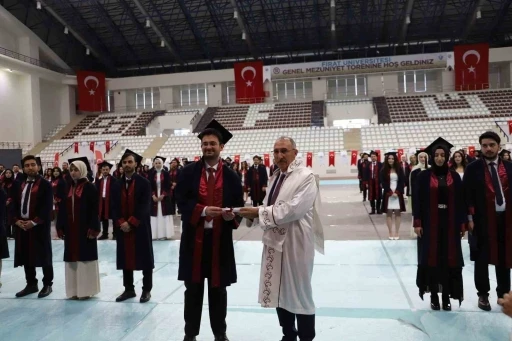 Fırat &Uuml;niversitesi Tıp Fak&uuml;ltesi 38. d&ouml;nem mezunlarını uğurladı
