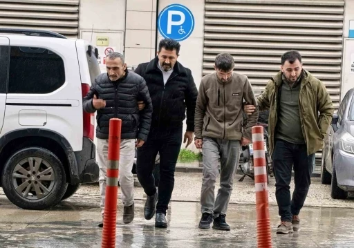 Fır&ccedil;a sapıyla dehşet : Arkadaşlarını ağır yaraladılar, 2 kişi tutuklandı
