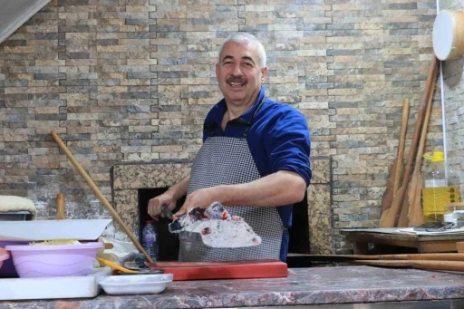 Fırından kalbe sıcak bir yolculuk: Eskişehirli pidecinin 35 yıllık k&ouml;z geleneği
