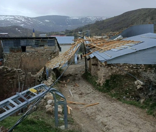Fırtına çatıları uçurdu

