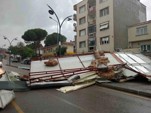 Fırtına &ccedil;atıyı u&ccedil;urdu, facianın eşiğinden d&ouml;n&uuml;ld&uuml;
