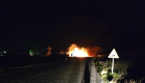 Fırtına elektrik tellerini kopardı, &ccedil;ıkan yangın b&uuml;y&uuml;meden s&ouml;nd&uuml;r&uuml;ld&uuml;
