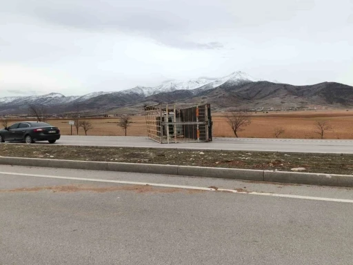 Fırtına kamyoneti devirip r&ouml;morku karşı şeride fırlattı: O anlar kamerada
