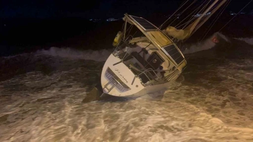 Fırtına milyonluk tekneyi karaya s&uuml;r&uuml;kledi
