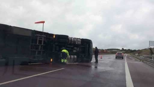 Fırtına otobanda tırı devirdi, s&uuml;r&uuml;c&uuml; kendi imkanlarıyla b&ouml;yle &ccedil;ıktı
