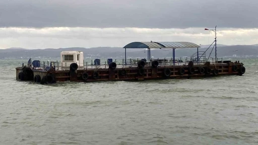 Fırtına sebebiyle Eskihisar-Top&ccedil;ular feribot seferleri durduruldu
