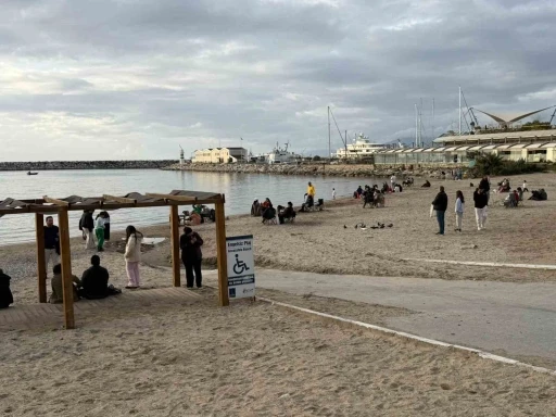 Fırtına sonrası Kuşadası&rsquo;nda g&uuml;neş y&uuml;z&uuml;n&uuml; g&ouml;sterdi, sahiller şenlendi
