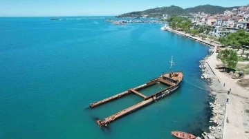 Fırtınada ikiye bölünen Pallada Gemisi’nin söküm işlemleri sürüyor
