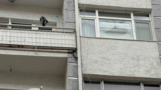 Fırtınada kırılan cam 6&rsquo;ncı kattan vatandaşın &uuml;zerine d&uuml;şt&uuml;
