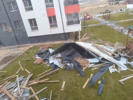 Fırtınada u&ccedil;an &ccedil;atı dairenin i&ccedil;ine girdi
