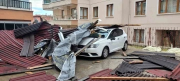 Fırtınada uçan çatı, park halindeki otomobillerin üzerine devrildi
