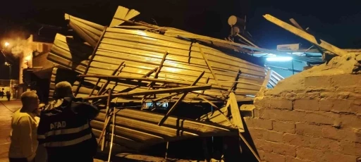 Fırtınada uçan su deposu, yan evin banyosuna düştü
