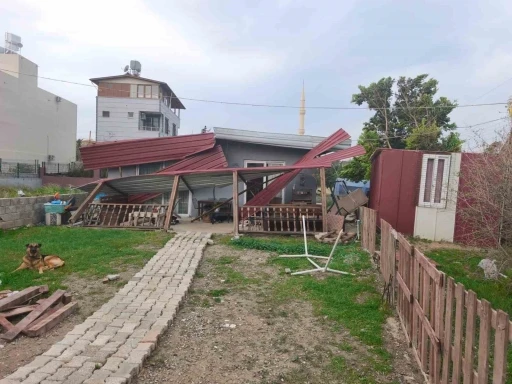 Fırtınanın çatısını uçurduğu evde mahsur kalan 3 kişiyi itfaiye kurtardı
