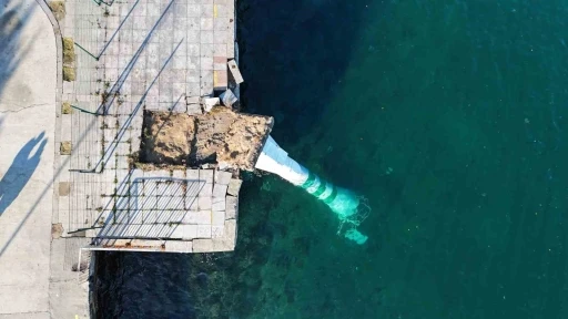 Fırtınanın etkisiyle devrilen deniz feneri havadan g&ouml;r&uuml;nt&uuml;lendi
