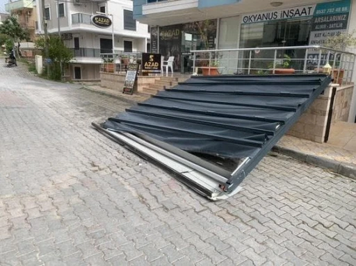 Fırtınanın uçurduğu tentenin altında kalmaktan saniyelerle kurtuldu
