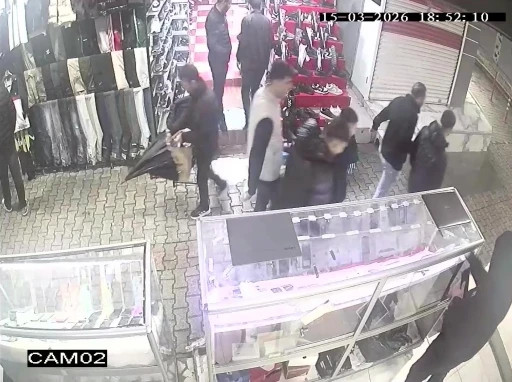 Fiyat sorma bahanesiyle girdi cep telefonu &ccedil;aldı: "Hoşuma gitti" savunması yaptı
