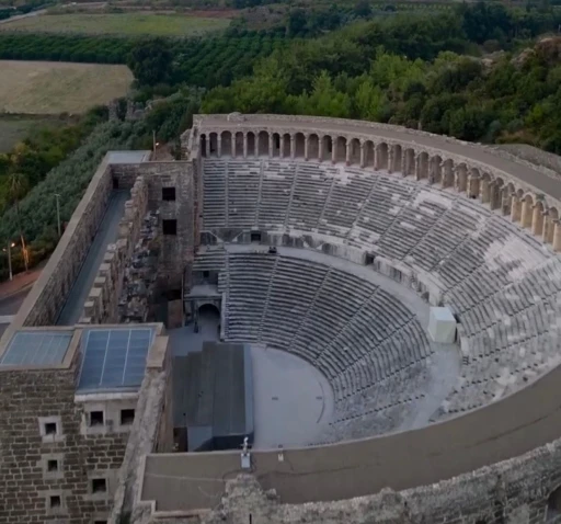 Fiziksel engelli bireyler Aspendos Antik Tiyatrosu&rsquo;nu VR g&ouml;zl&uuml;kleri ile sanal ortamda gezdi
