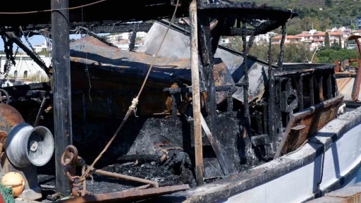 Foça’da balıkçı barınağında yangın: 3 tekne hasar gördü
