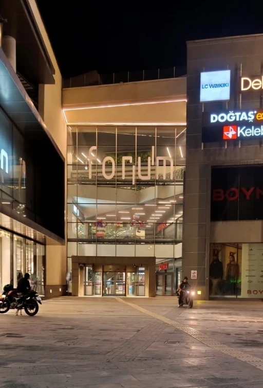 Forum Kayseri &ouml;n&uuml;nde bı&ccedil;aklı kavga
