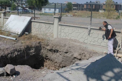 Foseptik inşaatında üzerine taş düşen işçi yaralandı
