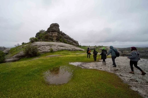 Fotoğraf severler yağmur altında Kefrun Kalesi’ni fotoğrafladı
