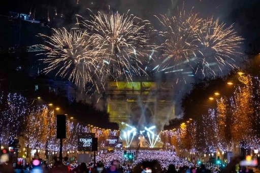 Fransa&rsquo;da yeni yıl &uuml;st d&uuml;zey g&uuml;venlik &ouml;nlemleri altında kutlandı

