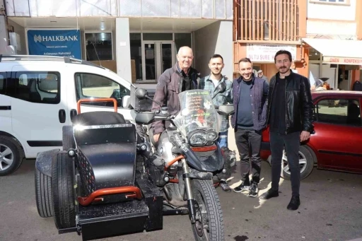 Fransa’dan motosikletiyle fakir çocuklara kalem taşıyor
