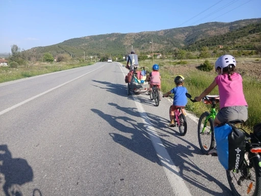 Fransız aile, bisikletle d&uuml;nya turu kapsamında Konya&rsquo;ya ulaştı

