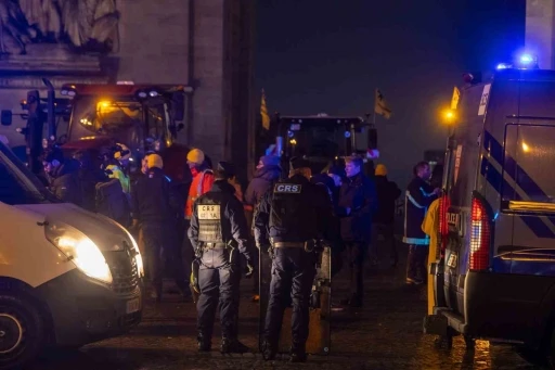 Fransız &ccedil;ift&ccedil;iler AB-Mercosur anlaşmasını protesto etmek &uuml;zere trakt&ouml;rleriyle Paris&rsquo;e girdi
