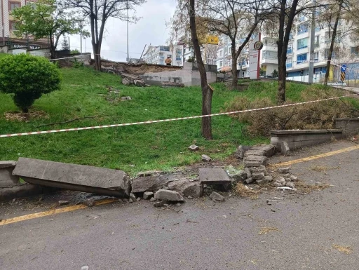 Fren sistemi arızalanan otobüsün parka daldığı anlar kamerada
