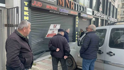 Fren yerine gaza basan s&uuml;r&uuml;c&uuml; işyerine daldı
