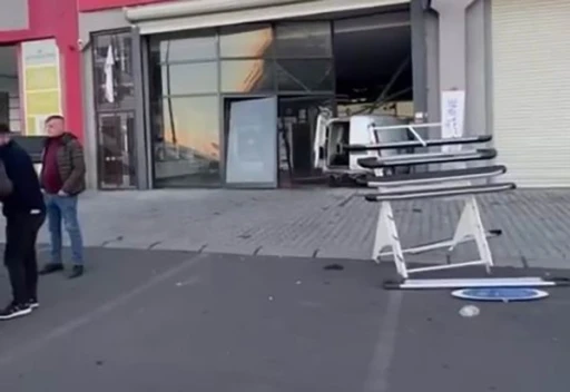 Fren yerine gaza basınca dükkana daldı
