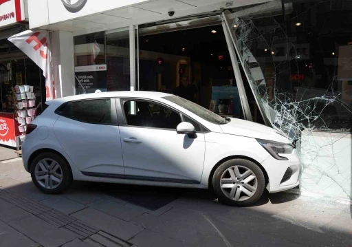 Fren yerine gaza basınca kaza ka&ccedil;ınılmaz oldu: Otomobiliyle iş yerine daldı
