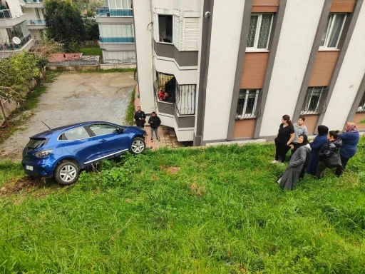 Fren yerine gaza basınca, sitenin bah&ccedil;esine yuvarlandı
