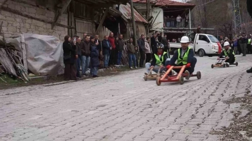 Fren yok, heyecan &ccedil;ok, geleneksel tahta araba yarışı bu yılda nefesleri kesti
