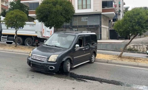 Freni boşalan hafif ticari ara&ccedil; 2 metreden yola d&uuml;şt&uuml;
