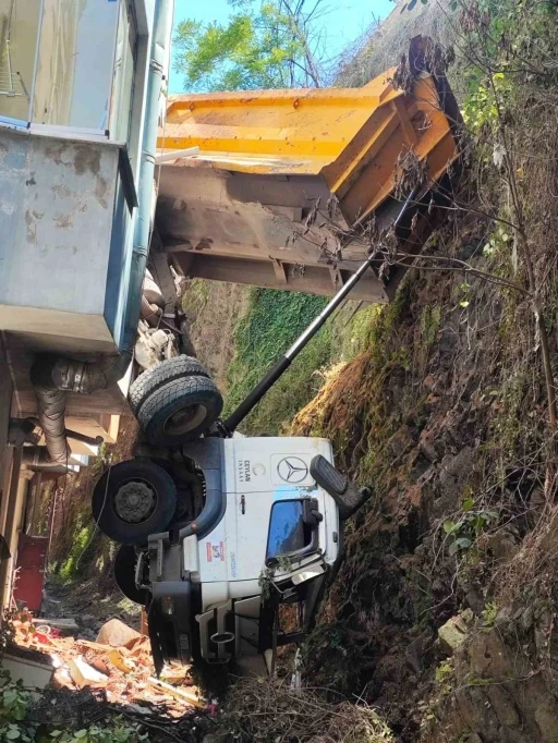 Freni boşalan kamyon apartman ile duvar arasına girdi: 2 daire zarar g&ouml;rd&uuml;
