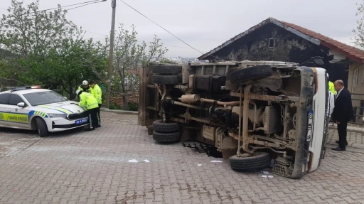 Freni boşalan kamyonet devrildi: 1 yaralı
