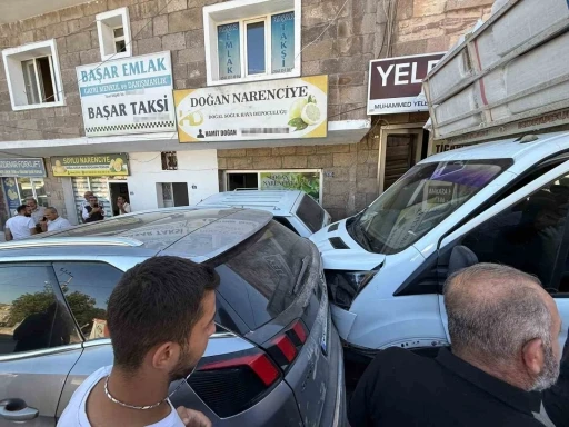 Freni boşalan kamyonet park halindeki ara&ccedil;lara &ccedil;arptı
