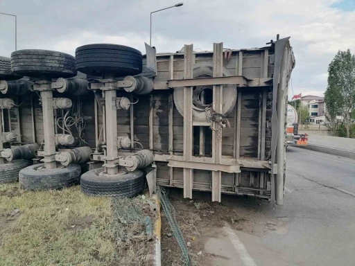 Freni boşalan tır dehşet saçtı

