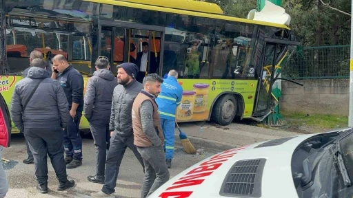 Freni patlayan belediye otobüsünde dehşet...8 yaralı

