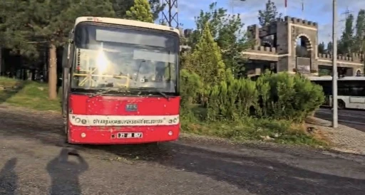 Freni patlayan halk otob&uuml;s&uuml; ref&uuml;jde durdu
