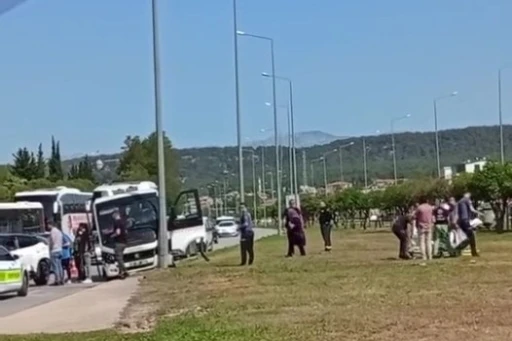 Freni patlayan minibüs önündeki araca ve aydınlatma direğine çarptı: 4 yaralı
