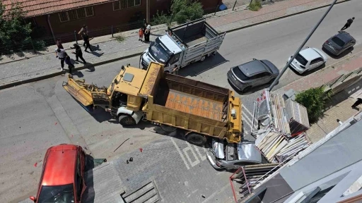 Freni tutmayan kamyon 4 araca &ccedil;arparak durdu
