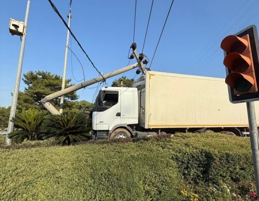 Freni tutmayan kamyon aydınlatma direğini ikiye böldü
