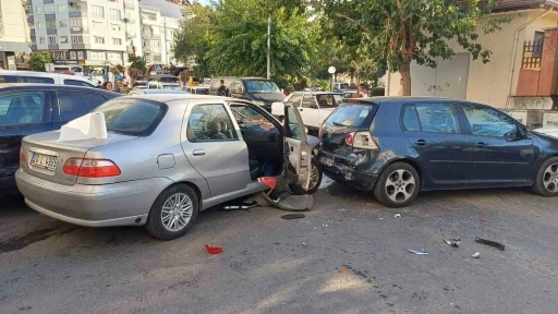 Freni tutmayan otomobil park halindeki araçlara çarptı: 1 yaralı
