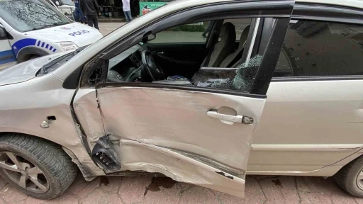 Freni tutmayan otomobilin altında kalmaktan kıl payı kurtuldu: 2 yaralı
